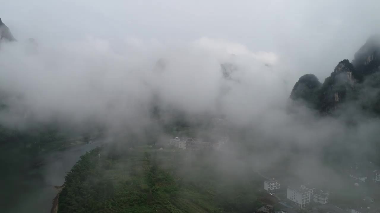 鸟瞰喀斯特山脉和美丽的云景视频素材