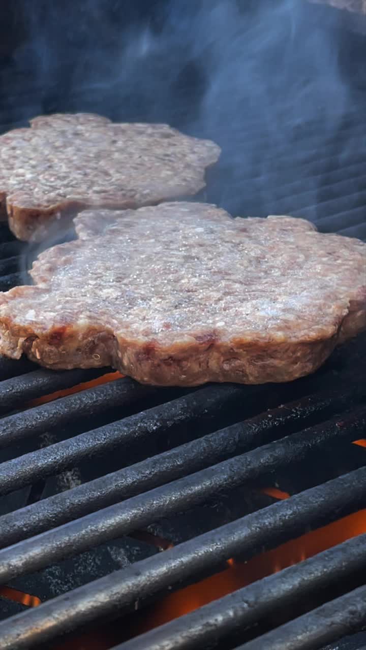 烧烤上的汉堡饼视频下载