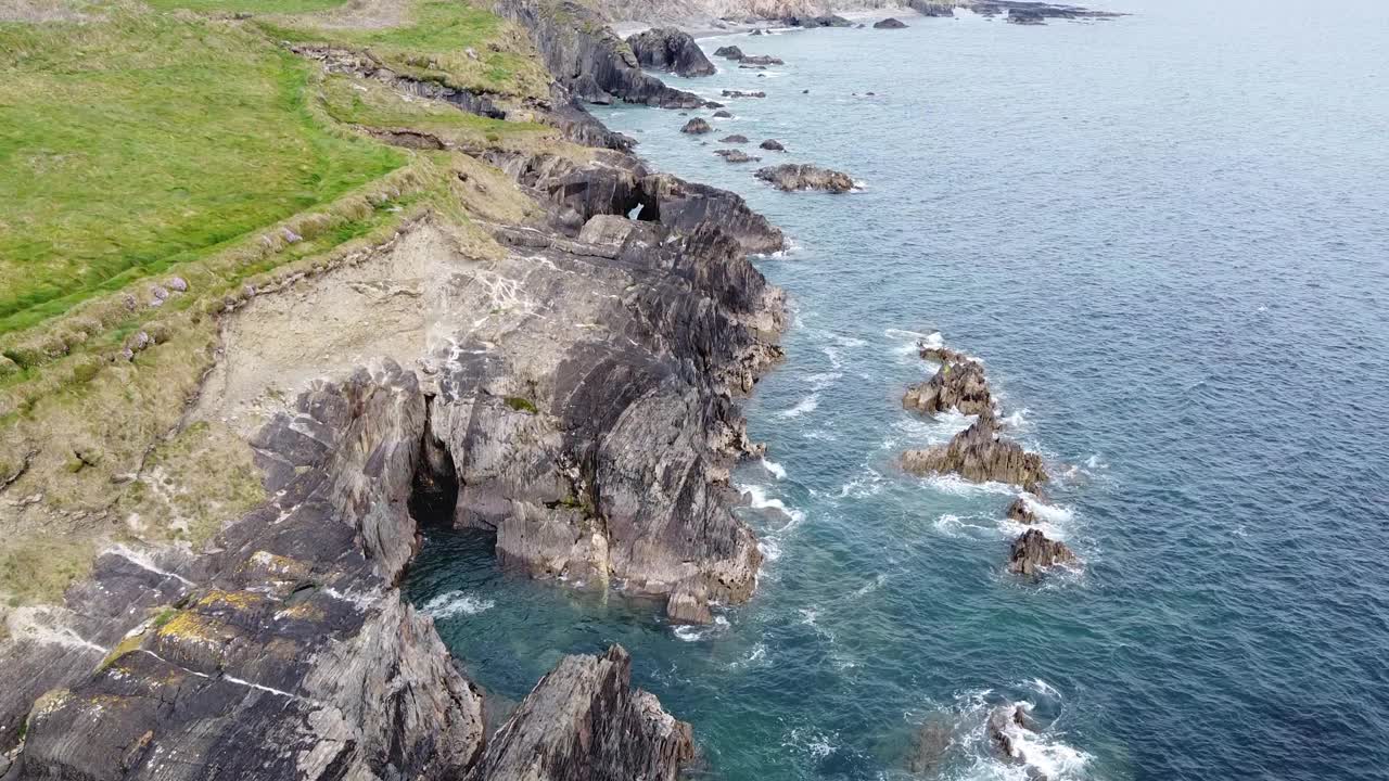 美丽的海景。凯尔特海海岸。广阔的海洋空间。航拍全高清格式。视频素材