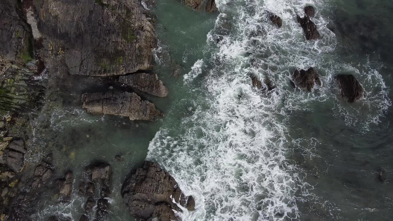 巨大的巨石和海浪，俯视图。海景，无人机视频在全高清格式。凯尔特海的爱尔兰海岸。海面上的小波浪。视频素材