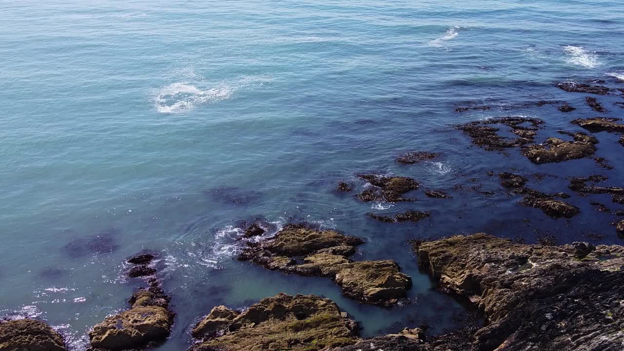 岸边的岩石，俯视图。海滨景观，大西洋。海水无人机视频。视频素材