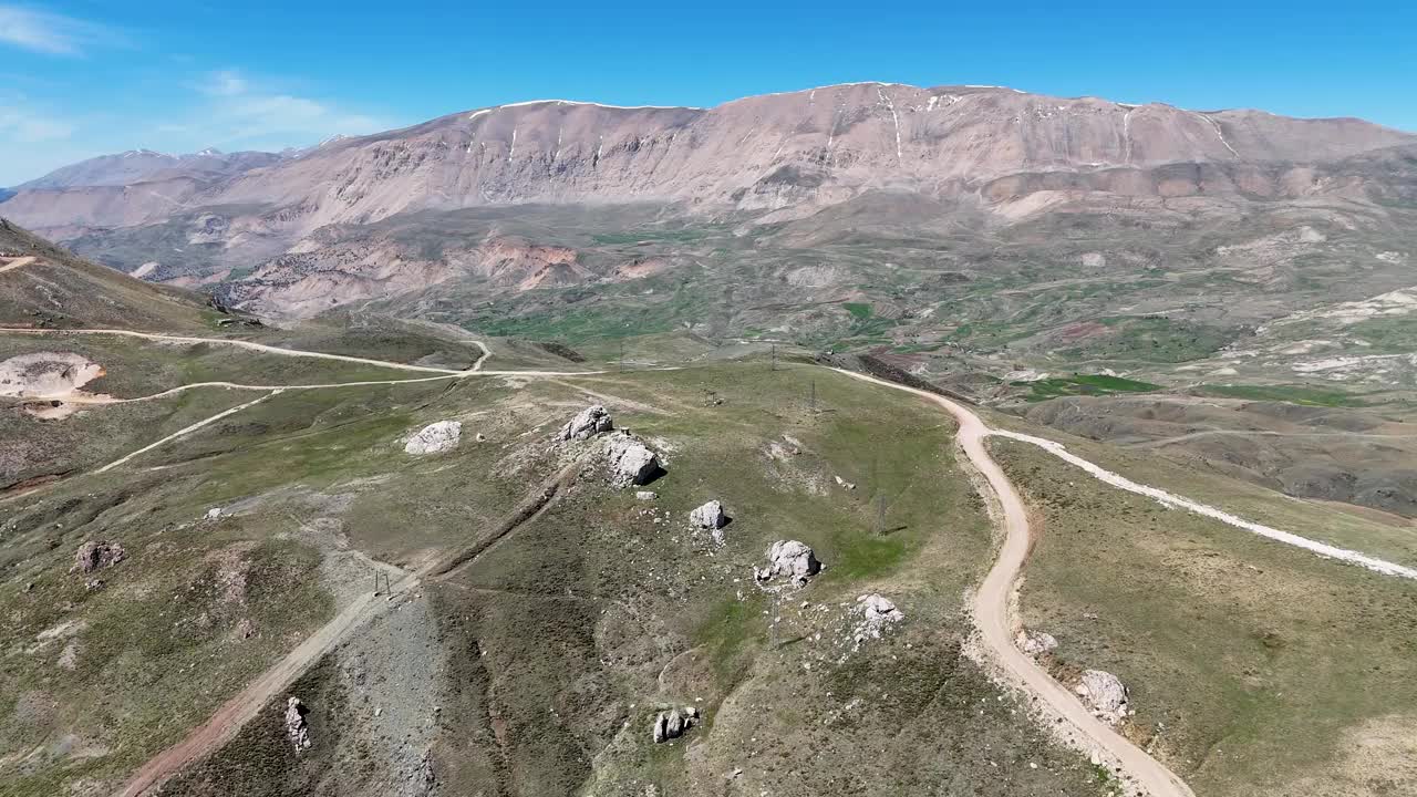 干旱的丘陵和山路，4K视频片段视频下载