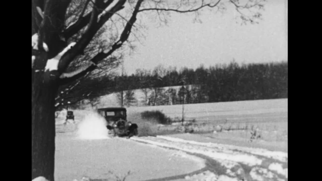 1927年，汽车在乡村道路上的雪地上急转弯视频下载