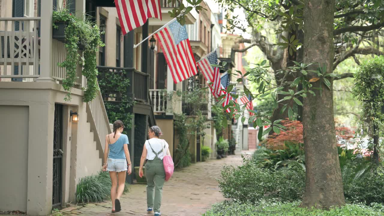 母女俩走在乔治亚州萨凡纳的街道上视频下载