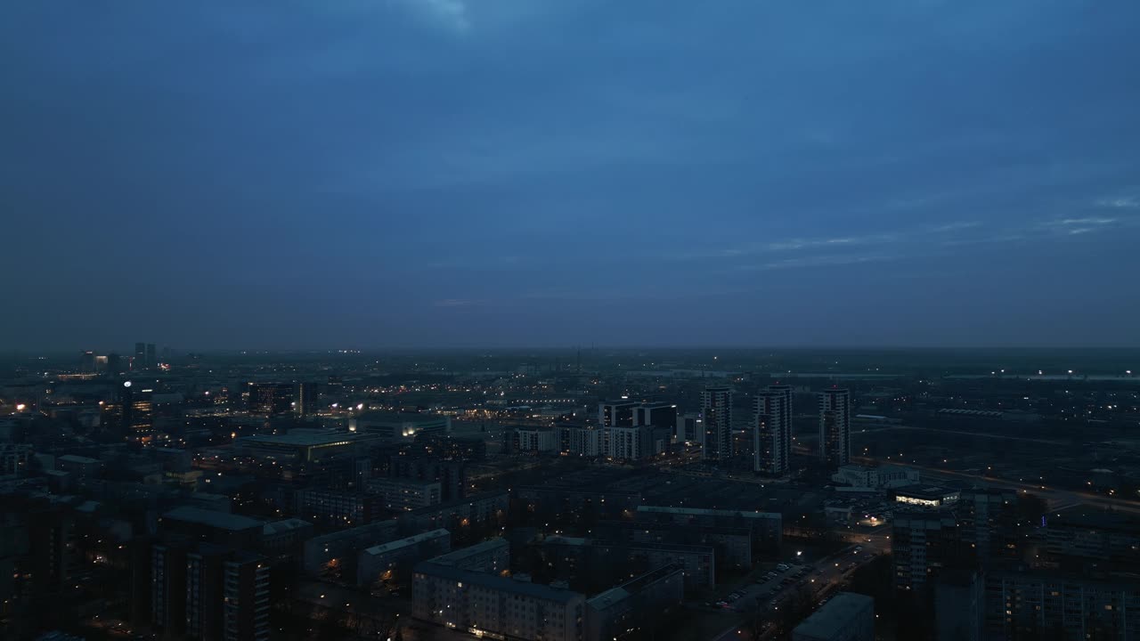 从星空下俯瞰夜晚的城市视频素材