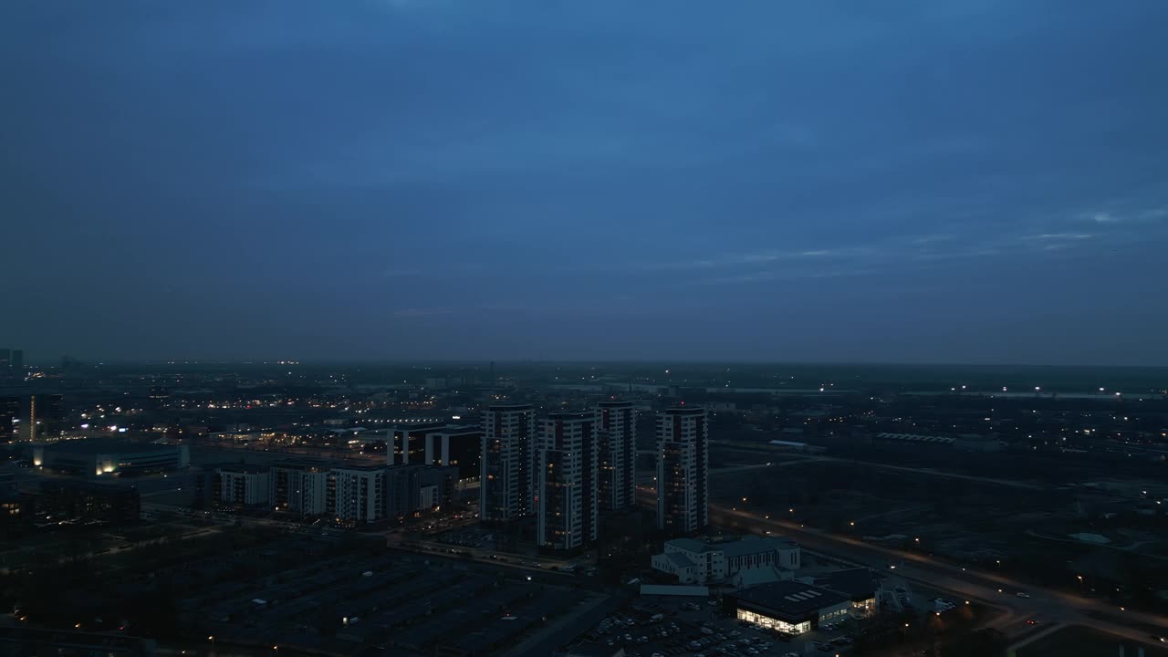 黄昏时分的城市景观，蓝天和城市设计视频素材