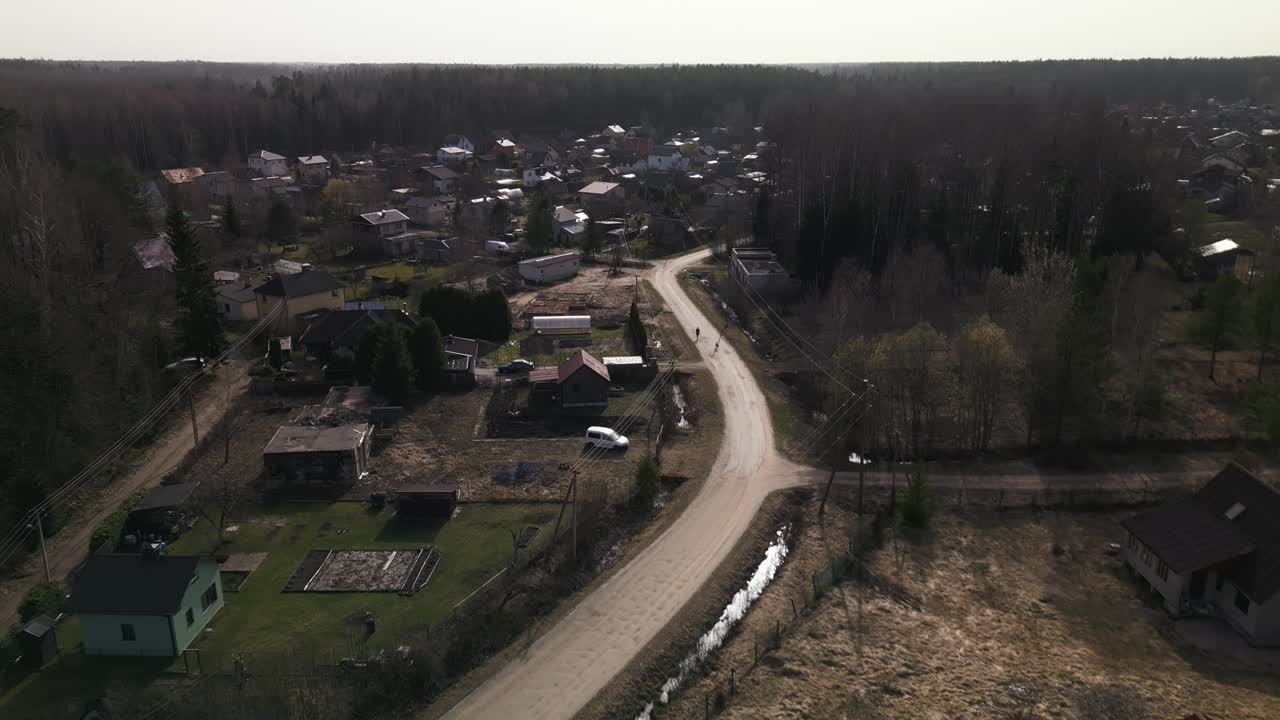 鸟瞰村庄周围的树木，道路和城市景观视频素材