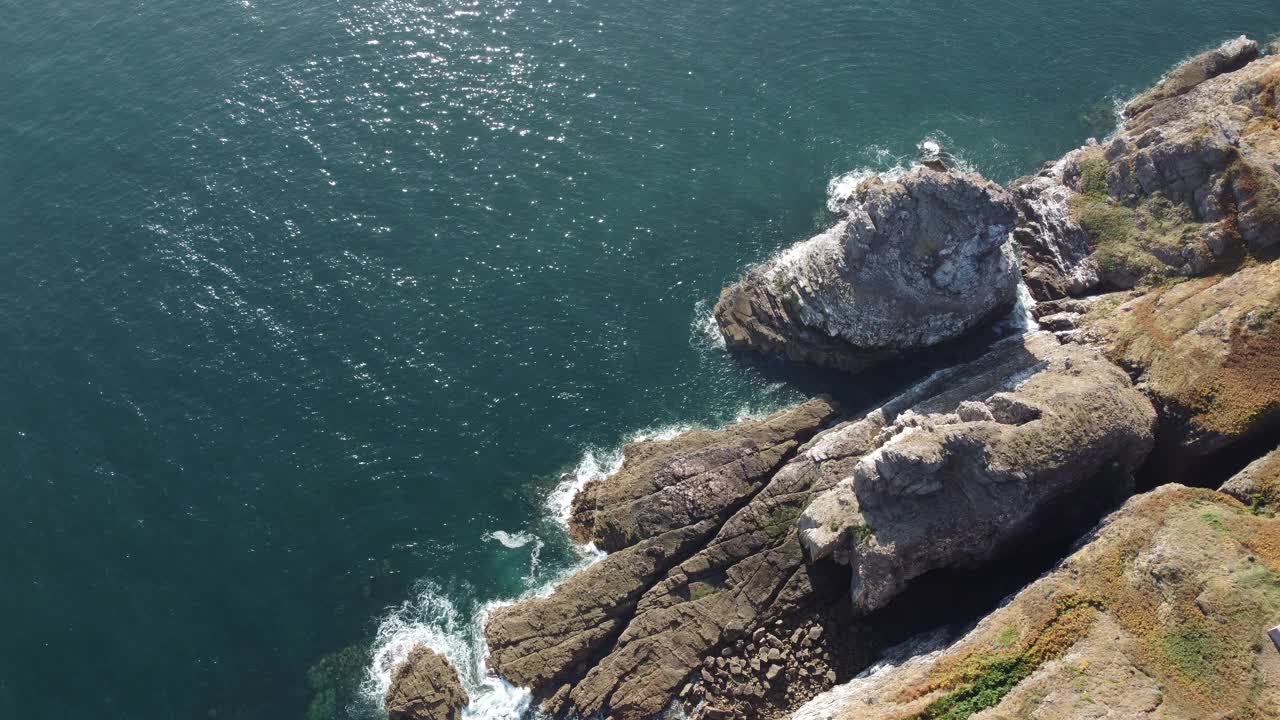 海浪拍击着海岸的岩石。法属布列塔尼海岸视频下载