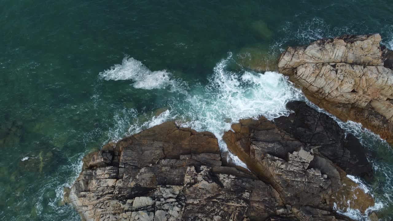 空中海岸点岩石美丽的波浪法国布列塔尼。经济就是旅游业。美丽清澈湛蓝的大海。岩石的悬崖。视频素材