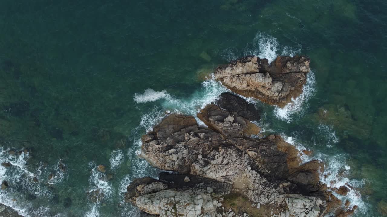 无人机拍摄的大西洋海浪撞击法国布列塔尼海岸的岩石。视频下载