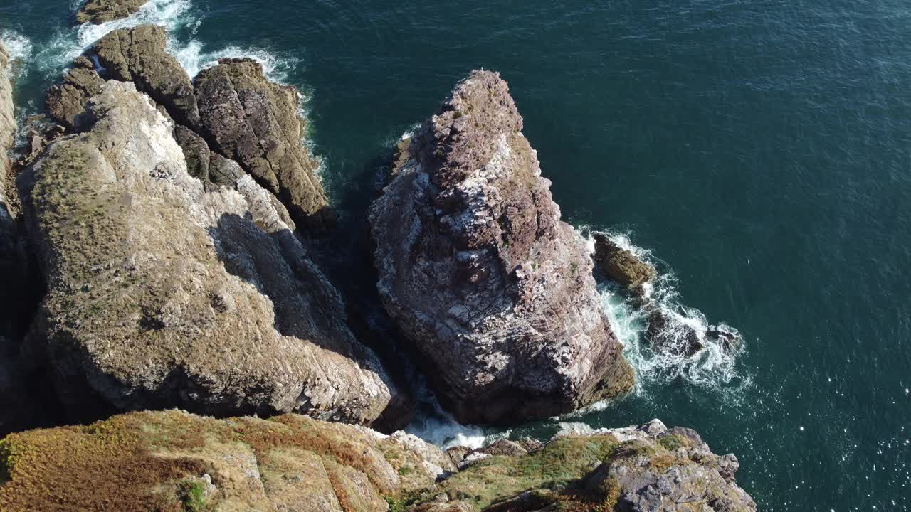 海岸的极端海浪粉碎，大美丽的海浪，令人印象深刻的力量海浪打破危险的岩石在布列塔尼海岸。视频素材