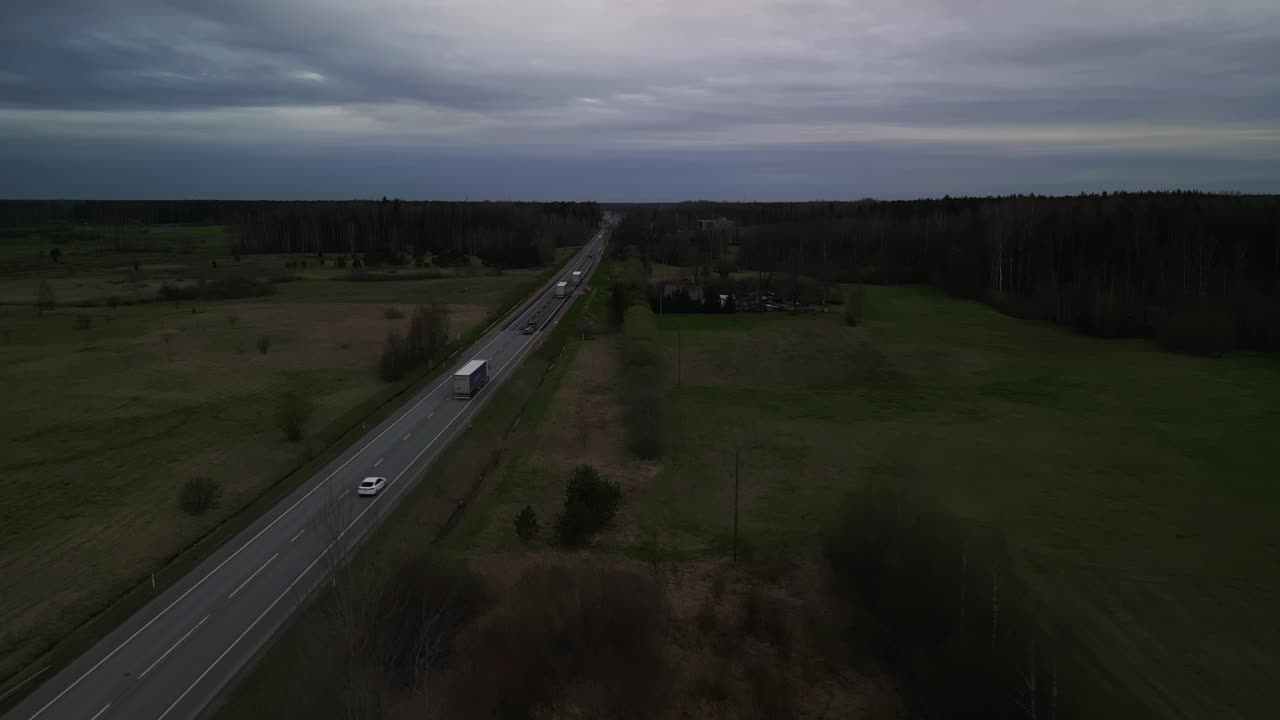 夜间乡村公路的鸟瞰图视频素材