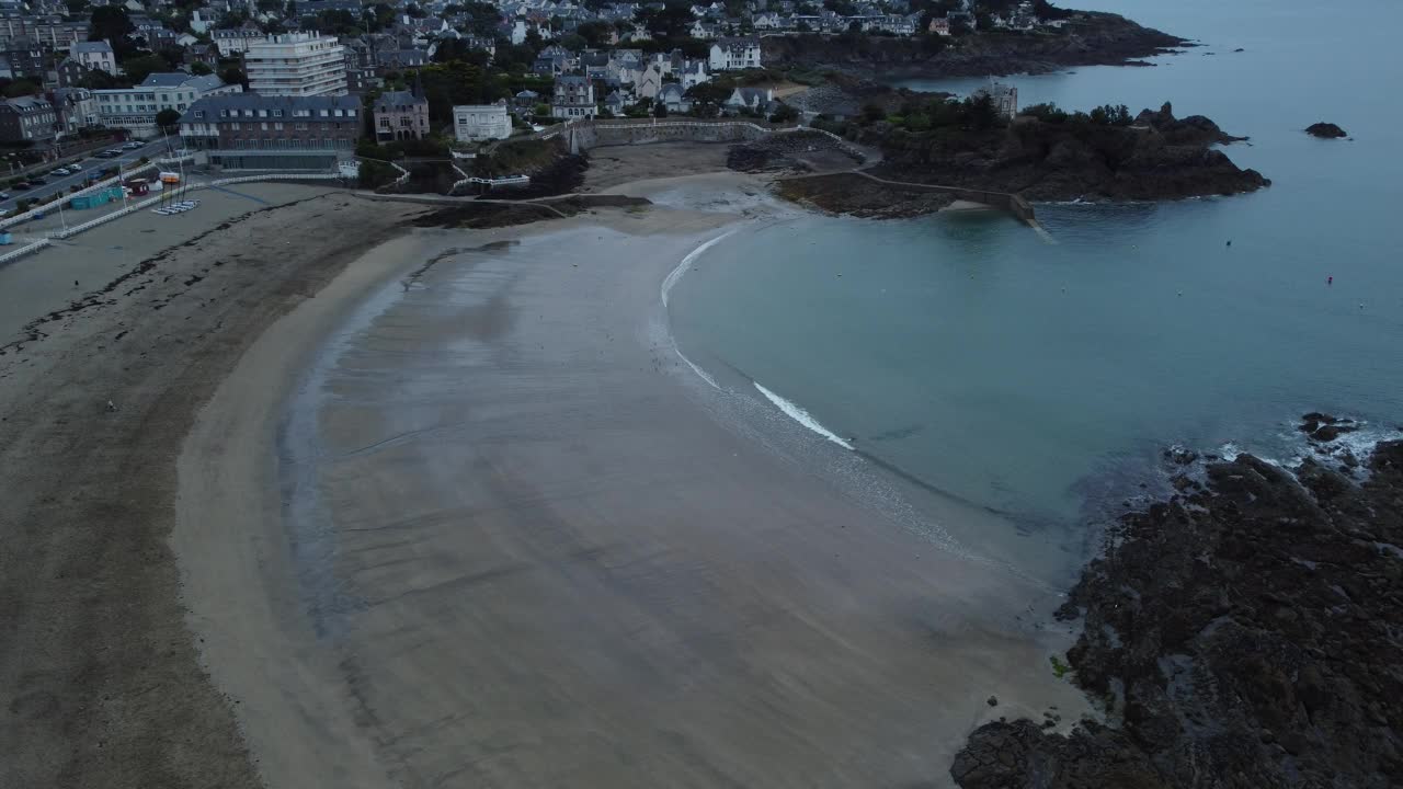 清晨，法属布列塔尼海岸的圣奎波特里厄海滩视频素材