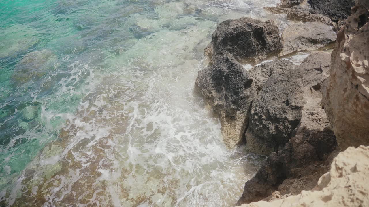 岩石海滩上的波浪视频素材