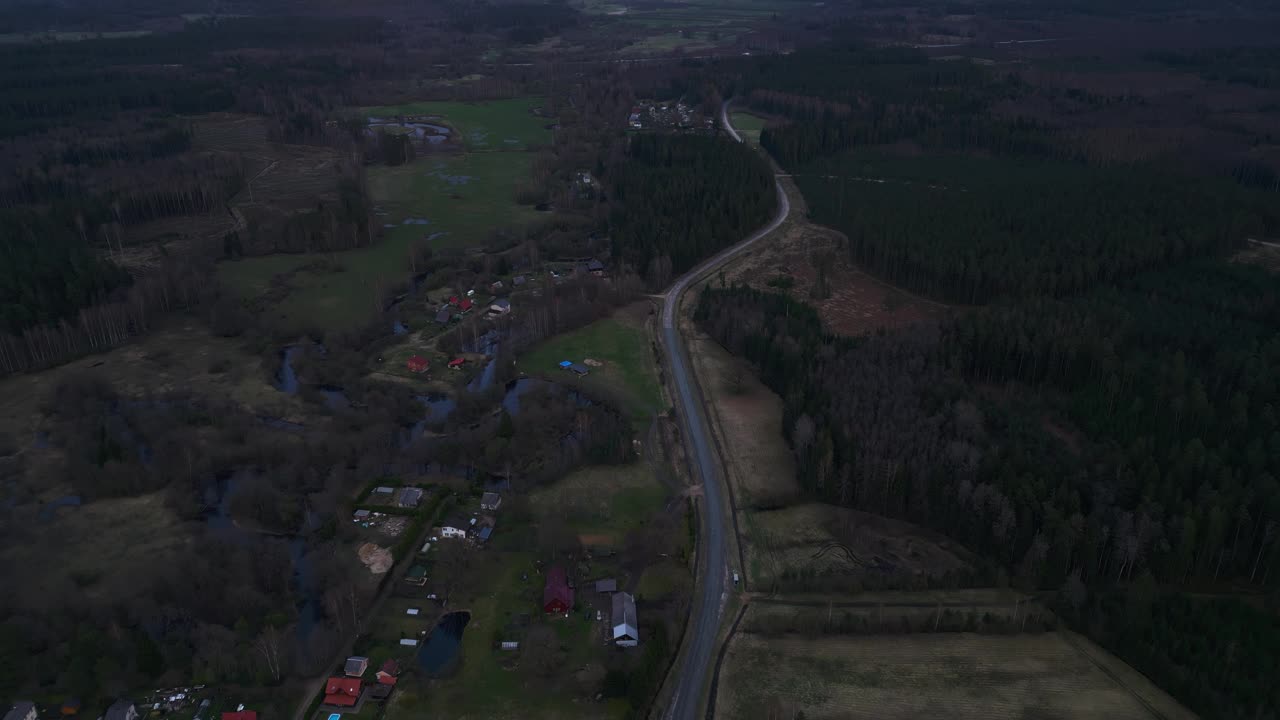 鸟瞰道路穿过茂密的绿色森林的自然景观视频素材