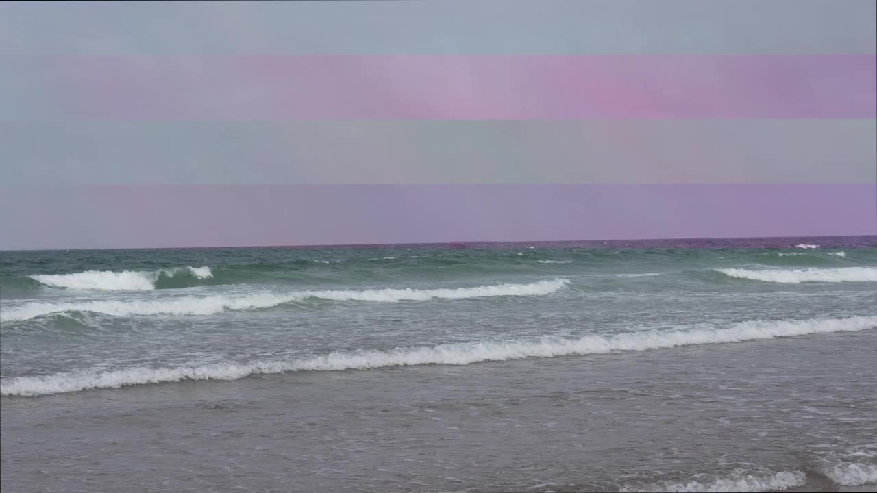 西顿水闸海滩上的波浪在一个阴沉沉的灰色春日视频素材