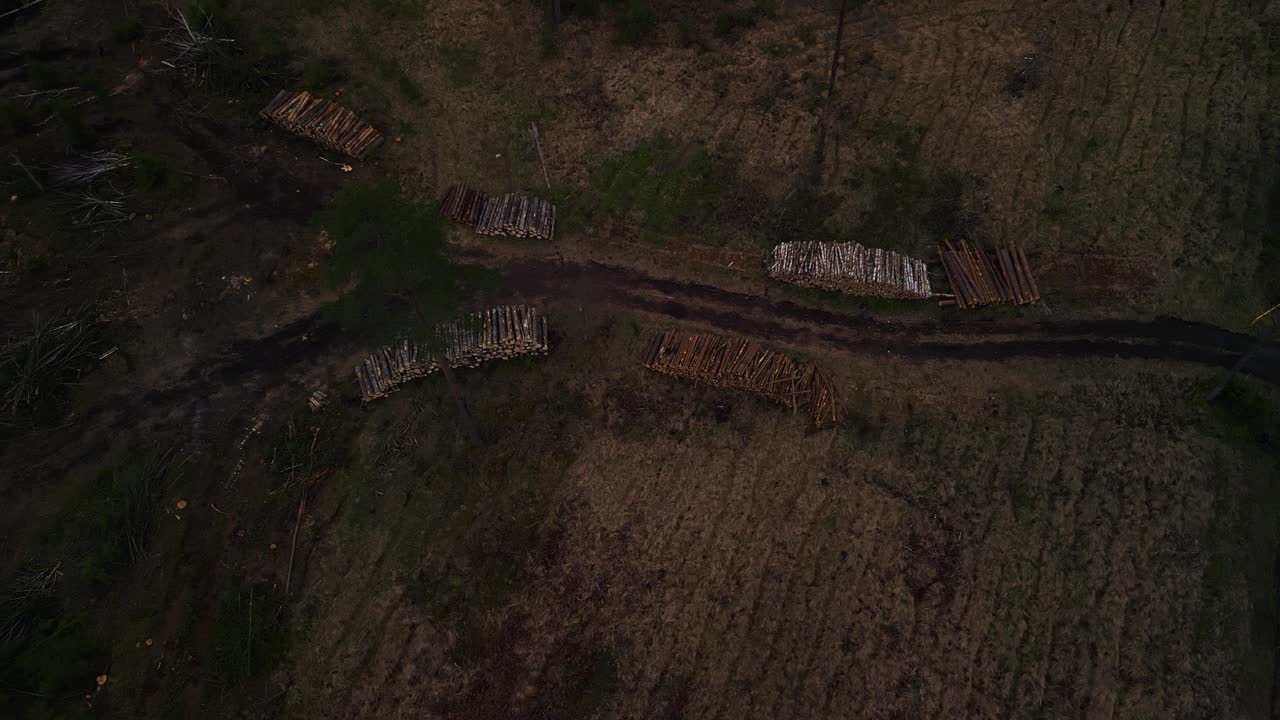 从空中俯瞰，一条土路穿过漆黑的草原视频素材