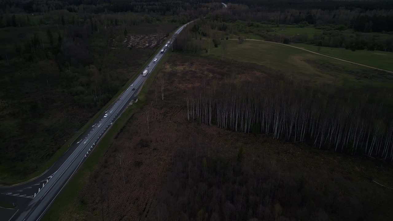 沥青公路穿过森林景观的夜间鸟瞰图视频素材