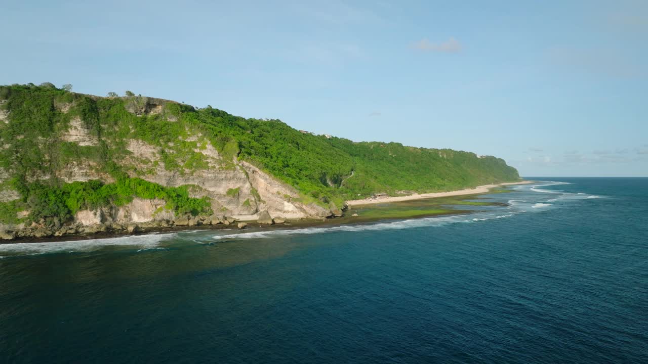 蓝色的海浪冲击着巴厘岛的沙滩和丛林视频素材