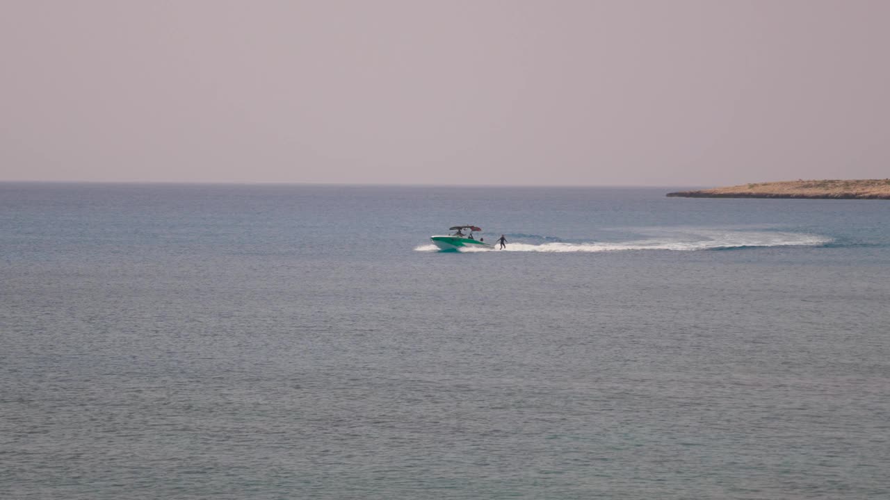 在希腊海岸玩滑水视频下载