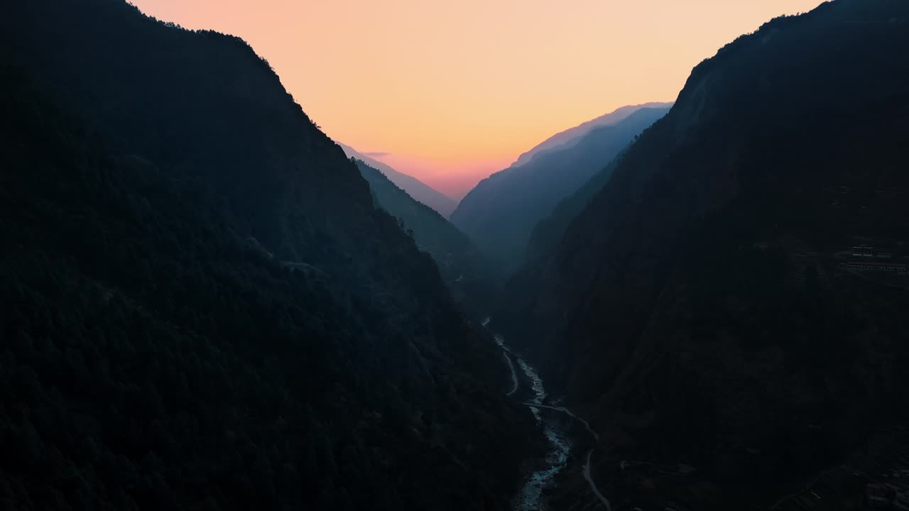 夕阳照亮了山间的峡谷视频素材