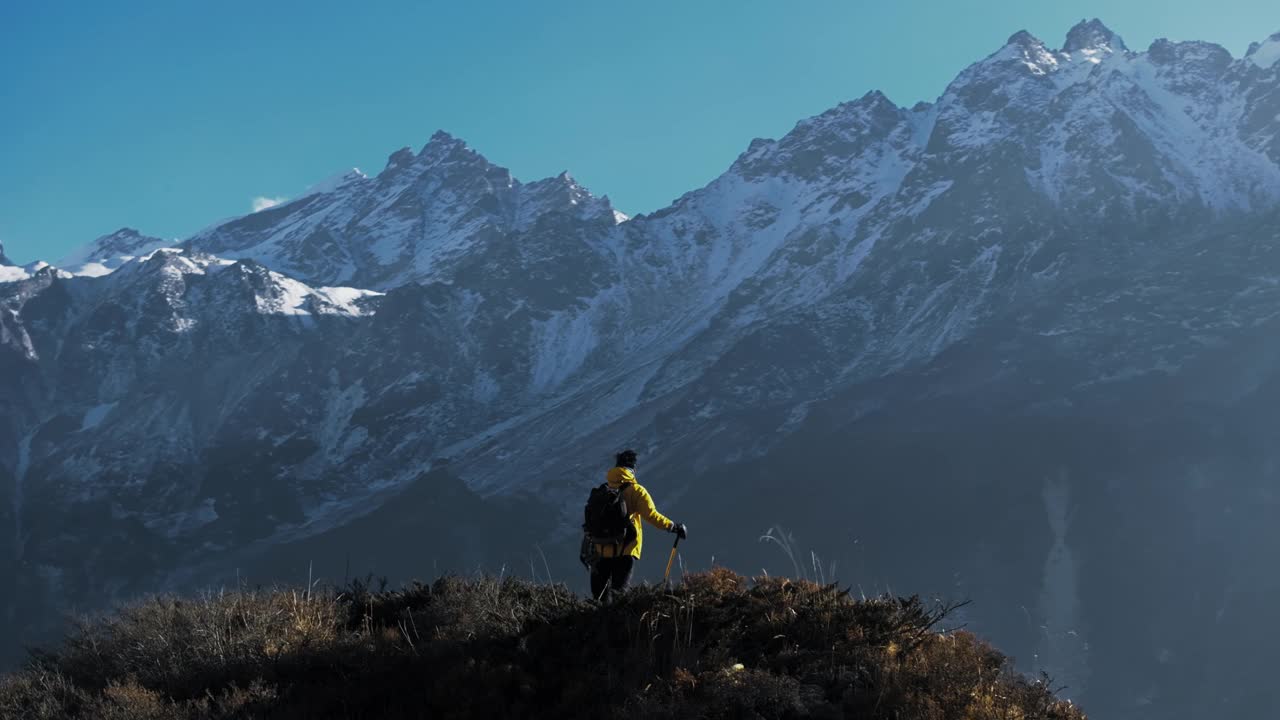 徒步穿越尼泊尔高山的旅行者视频下载