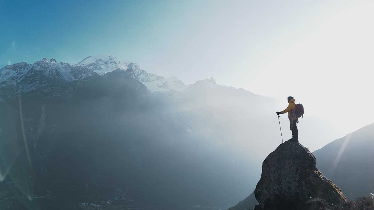 一个流浪者在尼泊尔崎岖的山峰上跋涉视频素材