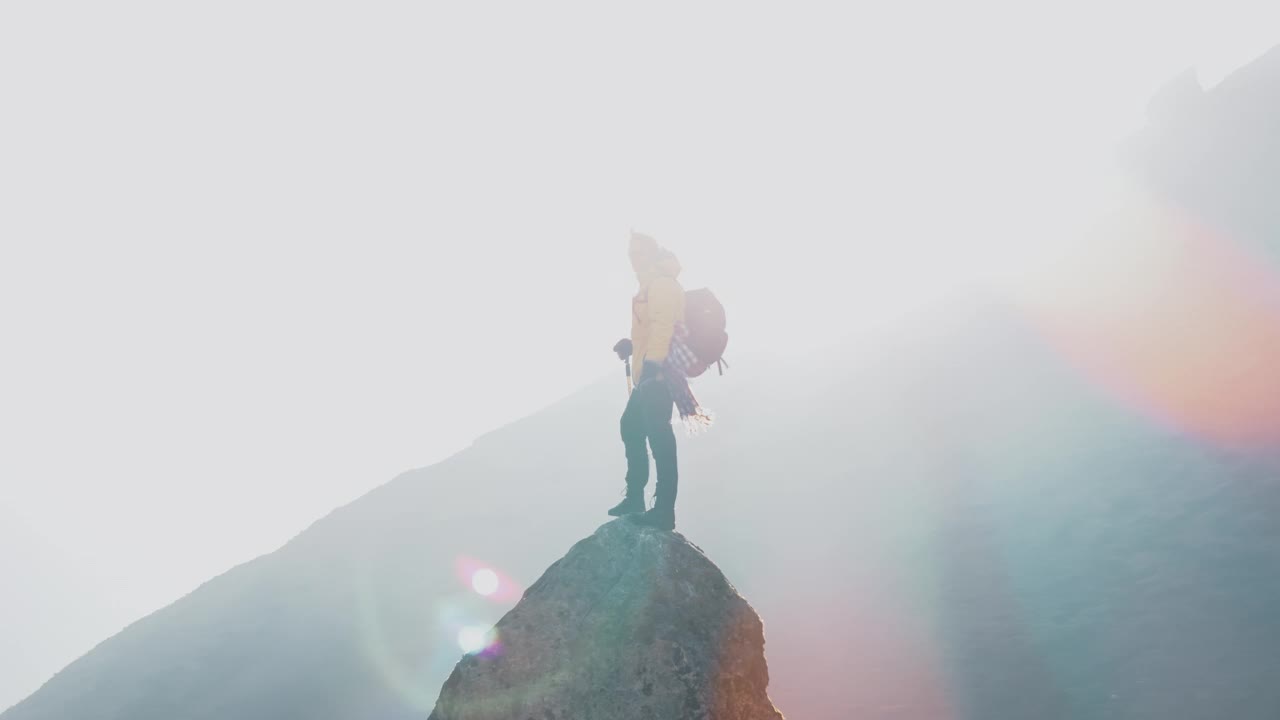 一位探险家徒步穿越尼泊尔的喜马拉雅山峰视频素材