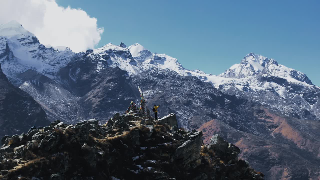 一个流浪者在尼泊尔崎岖的山峰上跋涉视频素材