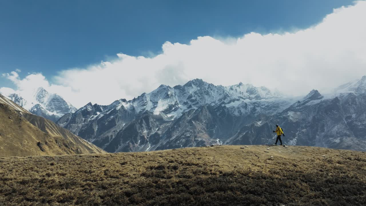 一位探险家正在穿越尼泊尔僻静的山区视频素材