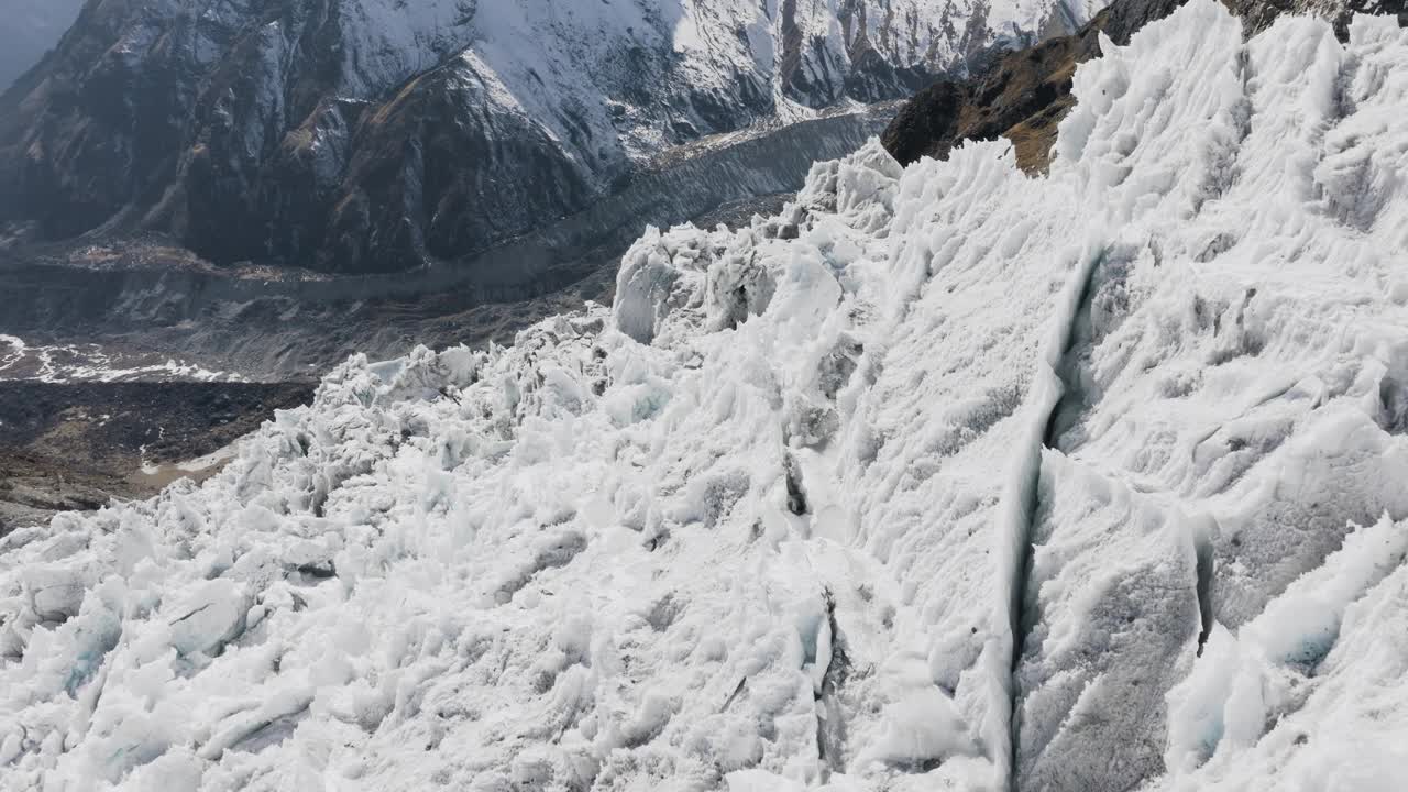 尼泊尔雄伟的山脉被白雪覆盖视频素材