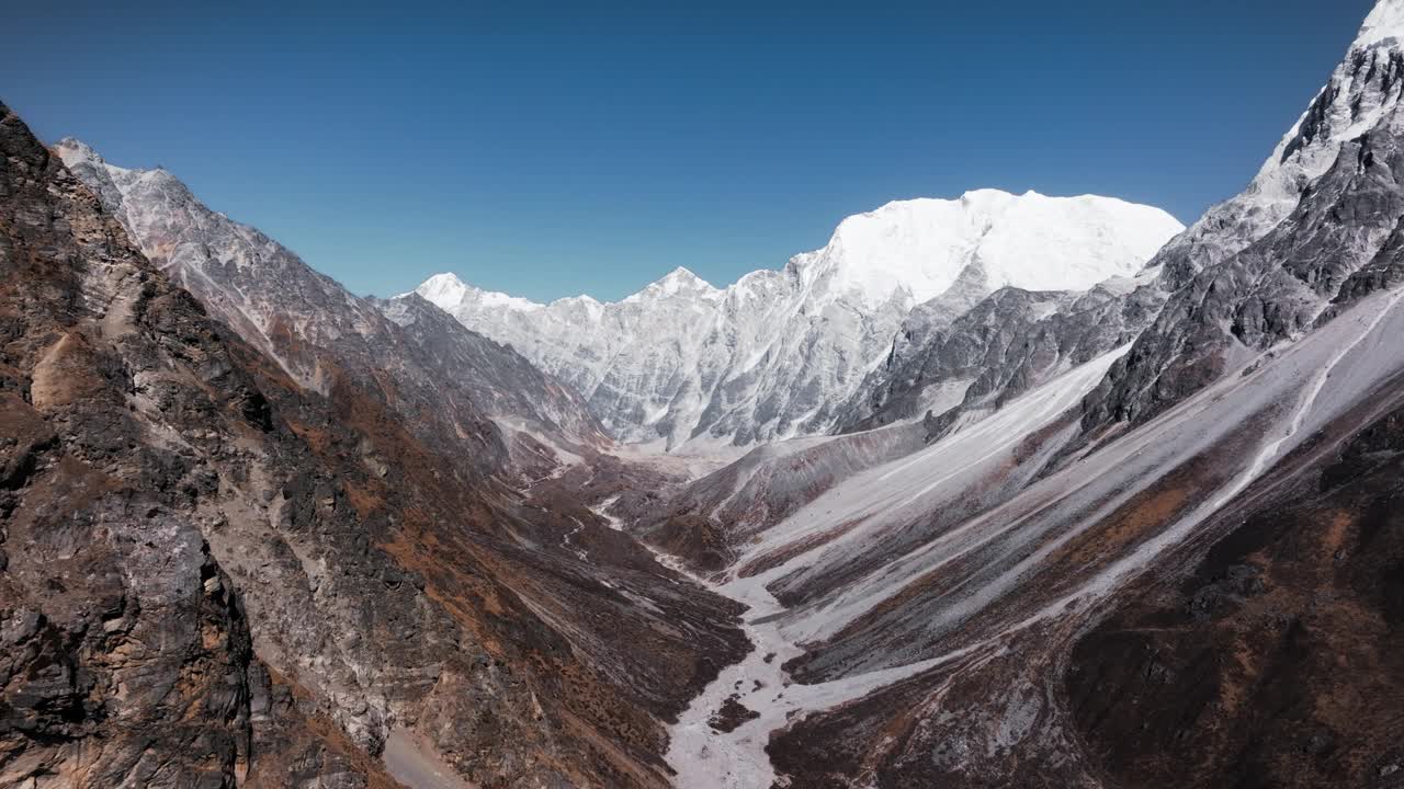 尼泊尔的多山景观点缀着白雪皑皑的山峰视频素材