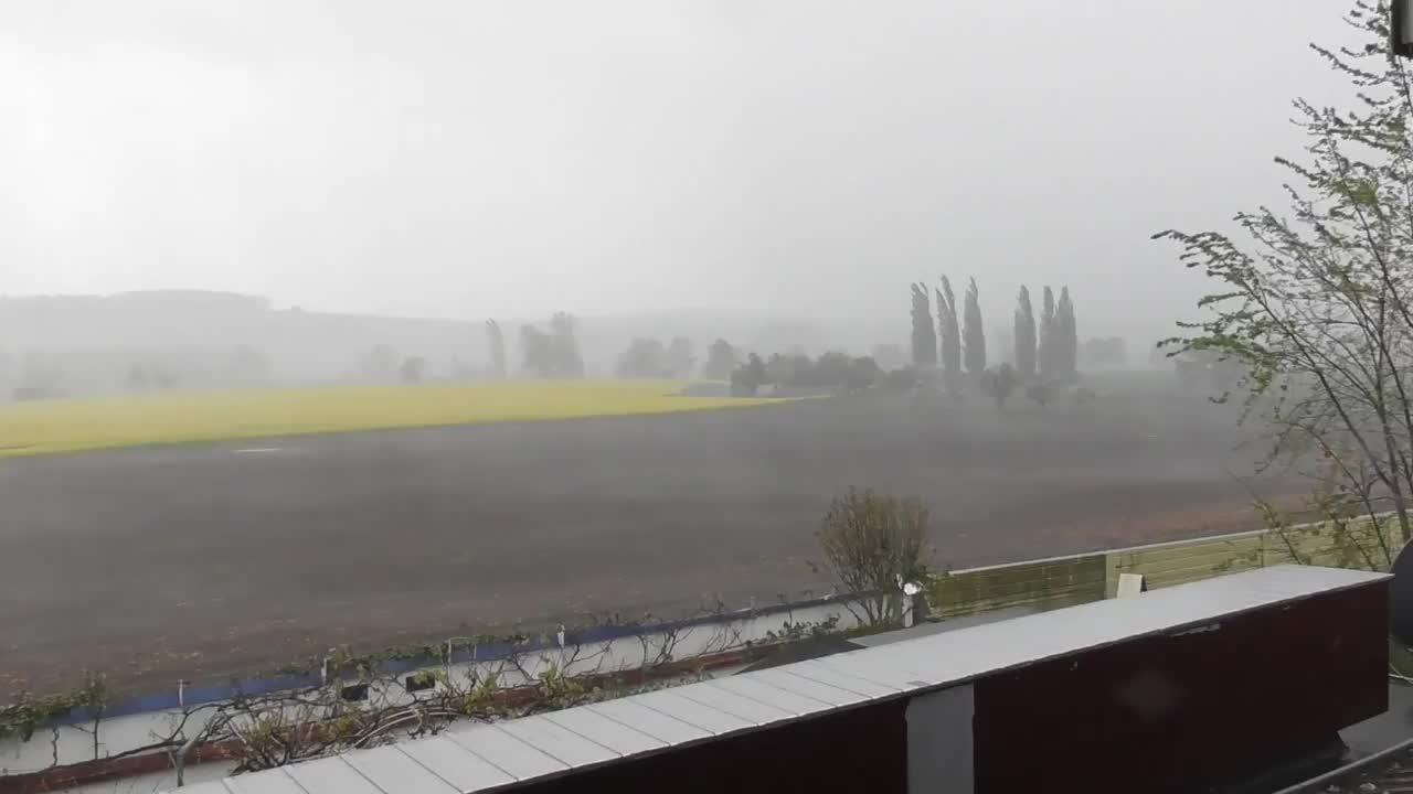 埃菲尔铁塔上的雷雨带着黄色的田野视频素材