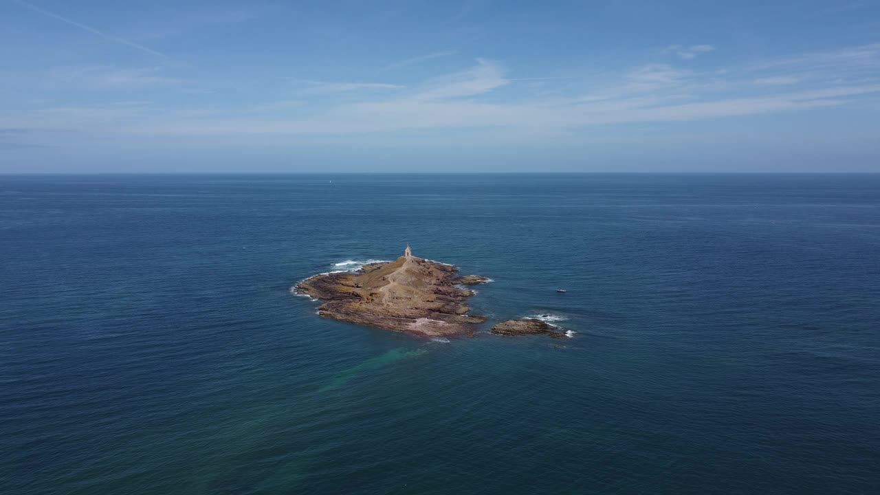 圣迈克尔岛上有一个小教堂，La Chapelle Saint- michel de Rochecoul，法国布列塔尼视频下载