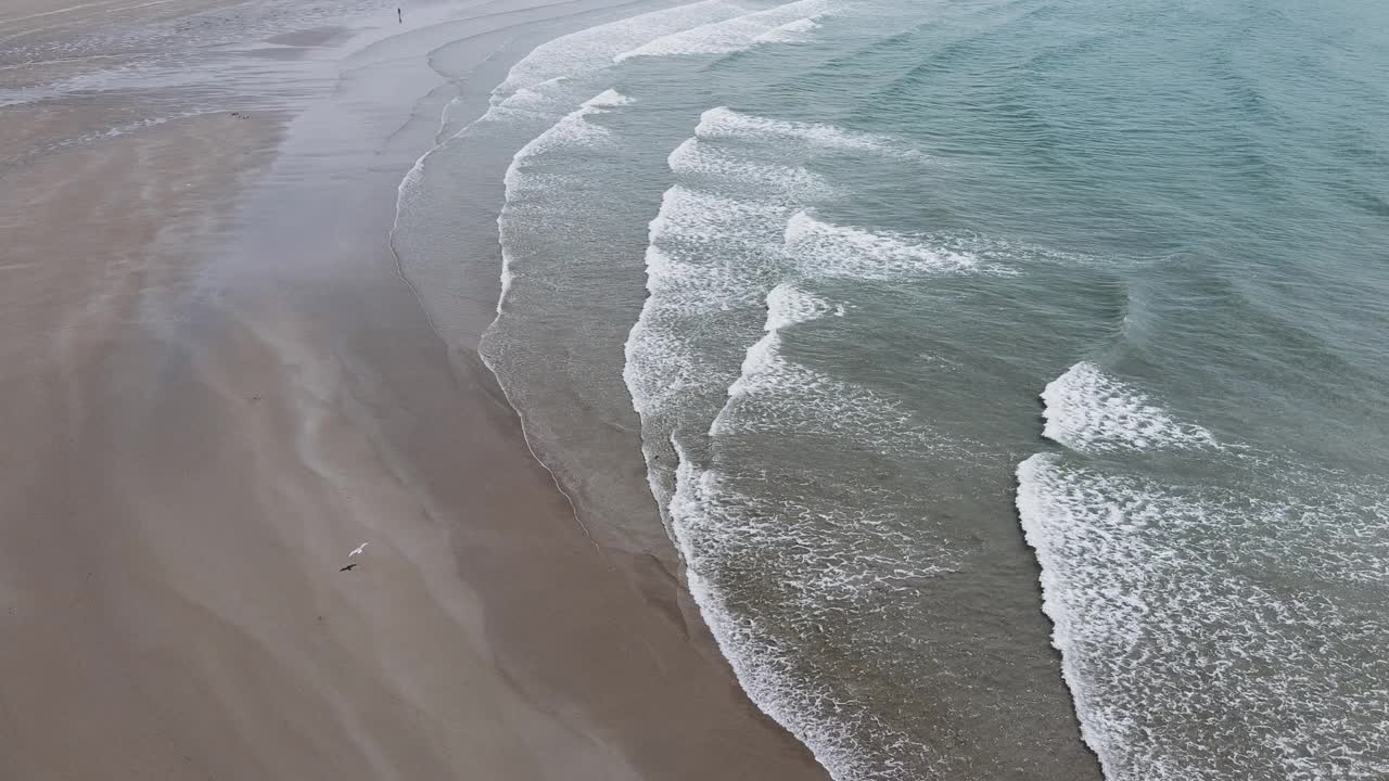 有沙滩和海浪的海滩。白色的泡沫。海上，无人机视频。大西洋表面波涛汹涌，涨潮。视频素材