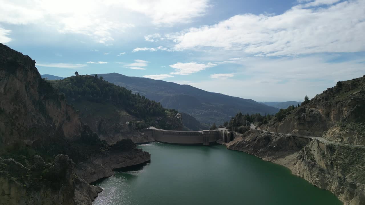 鸟瞰水坝视频素材