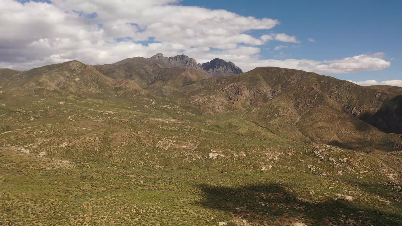 一架无人机在亚利桑那州著名的四峰山的背景下飞过视频下载