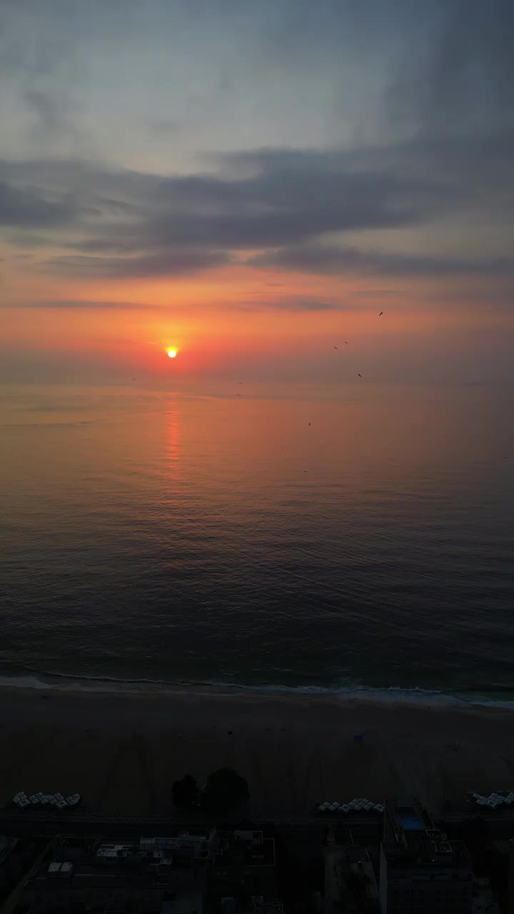 海滩上的日出
海滩上的日出
海滩上的日出视频素材