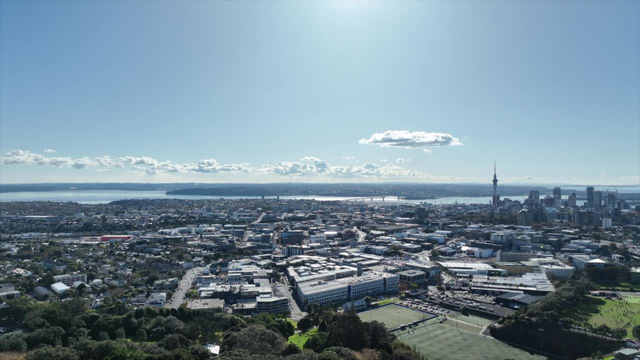 从伊甸山俯瞰奥克兰市和怀特玛塔港，包括兰吉托托岛视频下载