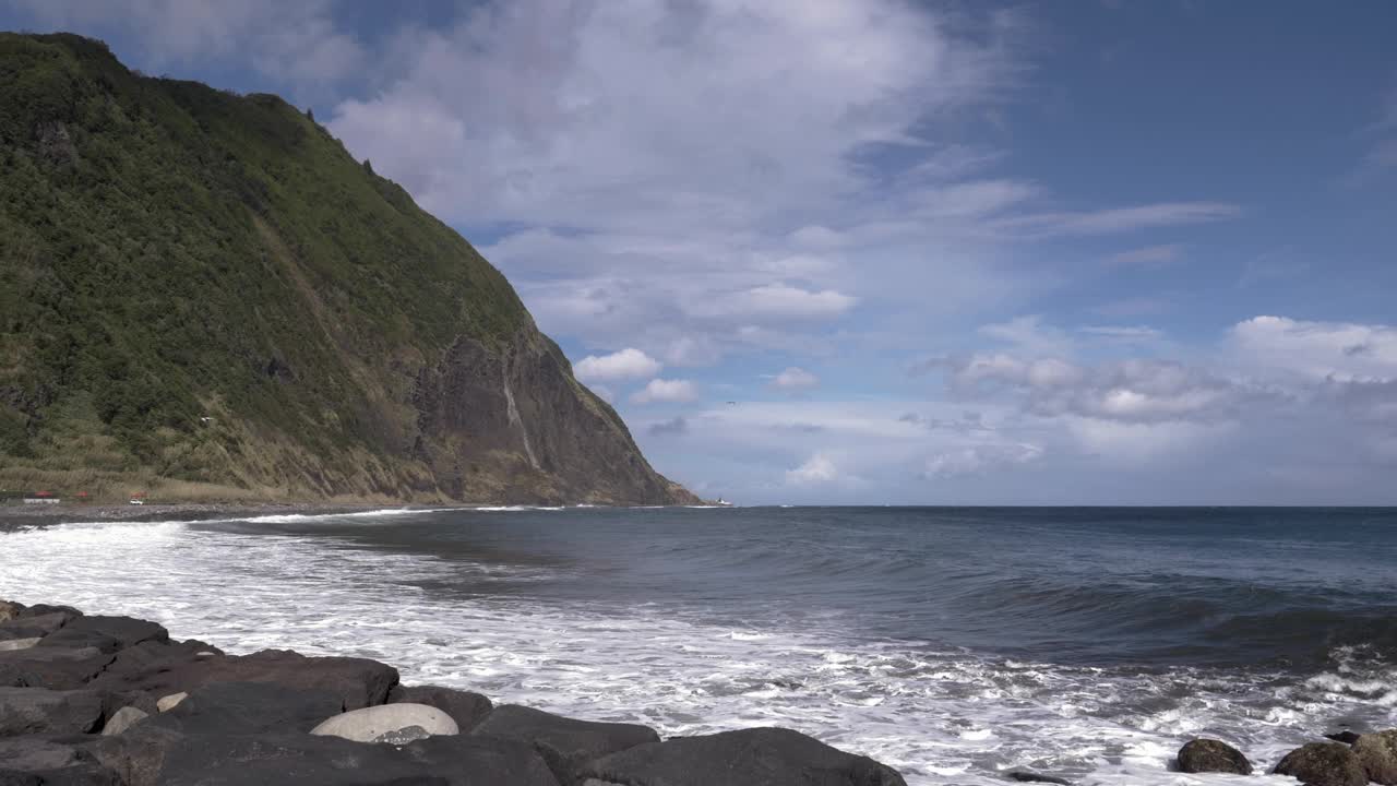 亚速尔群岛faal da Terra悬崖海岸全景，慢镜头视频素材