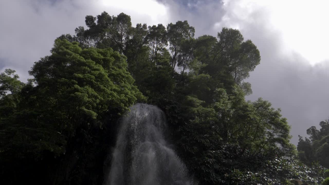 Ribeira dos Caldeirões森林瀑布，亚速尔群岛，慢动作视频素材