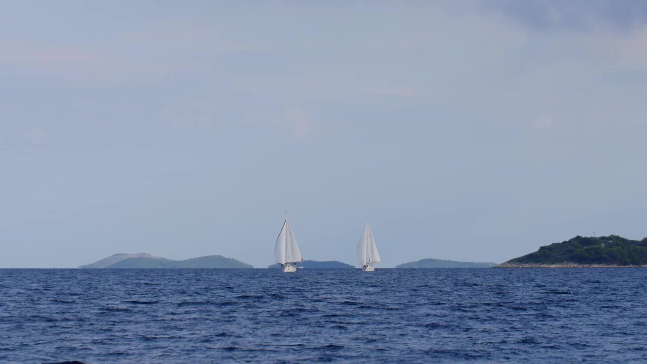 两艘帆船在海上航行视频素材