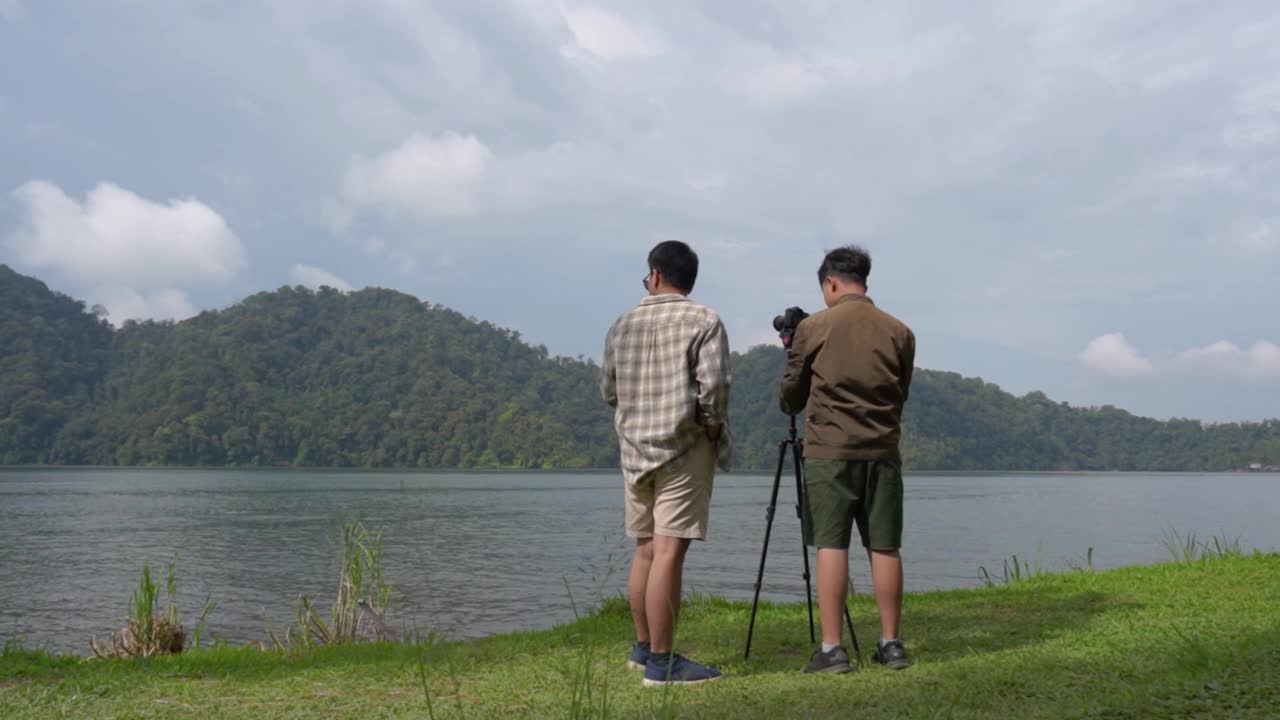 十几岁的男孩把相机放在三脚架上视频下载