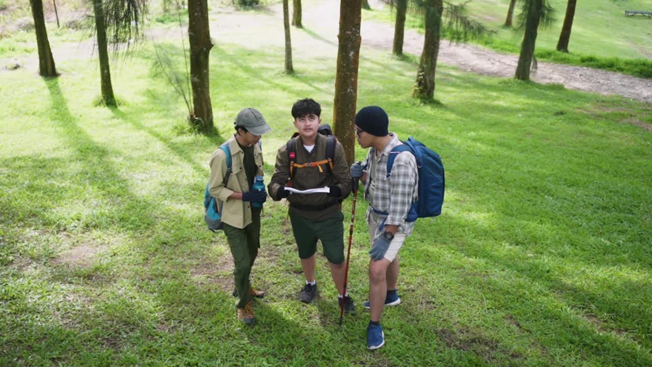 十几岁的男孩在地图上讨论方向视频素材