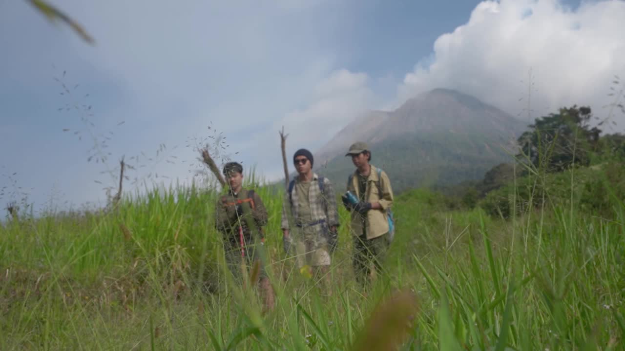 青少年徒步旅行，身后是山视频下载