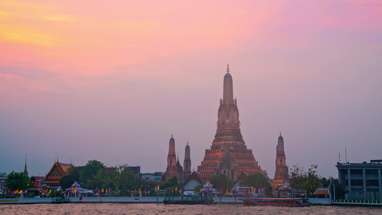 随着时间的流逝，湄南河沿岸的Phra Prang Wat Arun格外美丽。视频素材