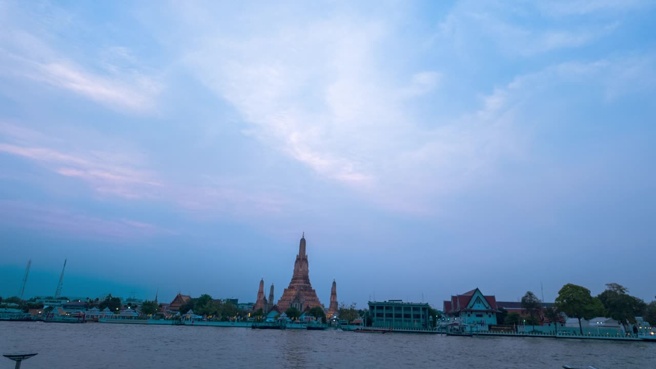 随着时间的流逝，湄南河沿岸的Phra Prang Wat Arun格外美丽。视频素材