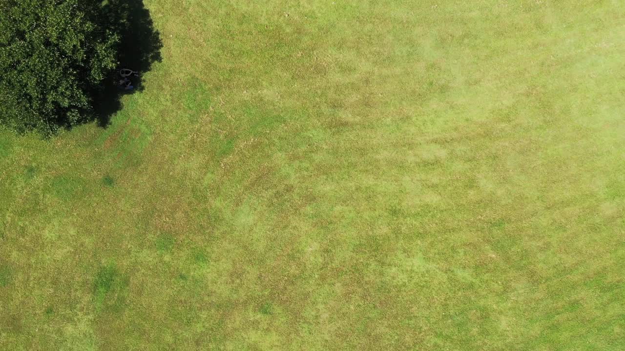 空中无人机对冲浪者天堂城市天际线豪宅景观视图视频下载