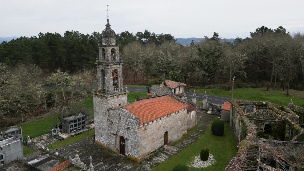 鸟瞰San Xoan de Ourantes教堂，Punxín，西班牙视频素材