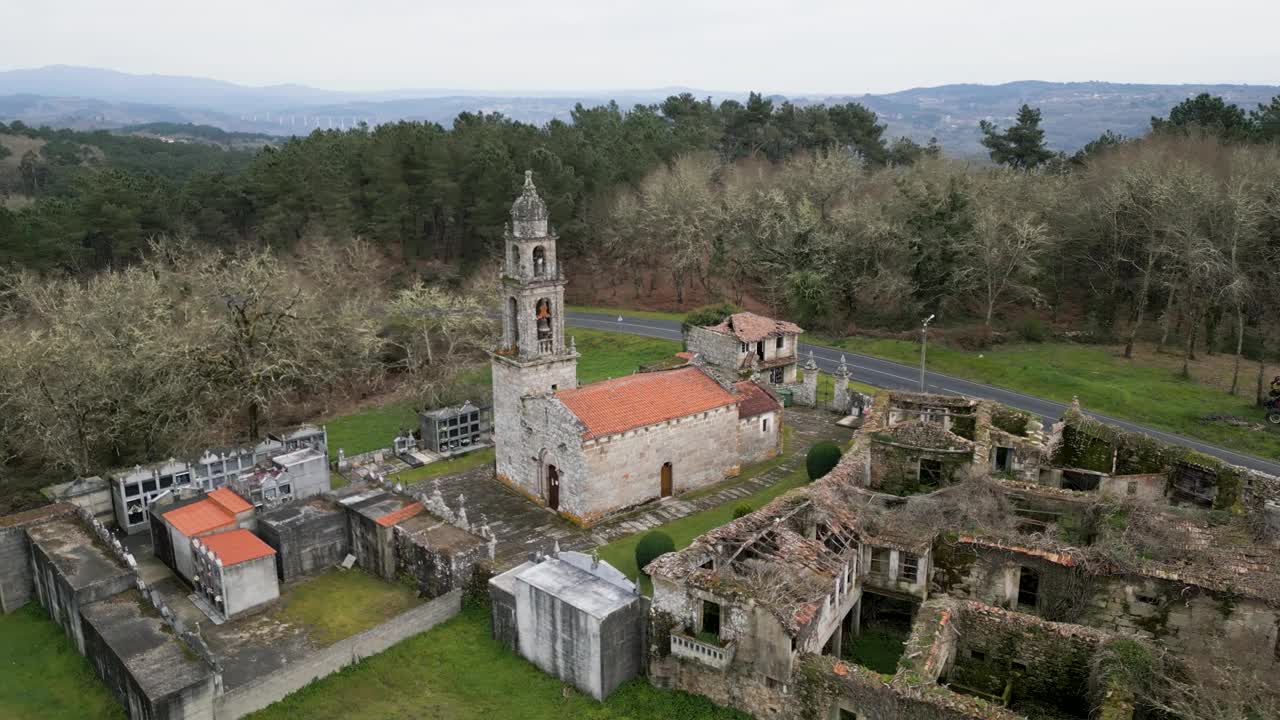 San Xoan de Ourantes Aerial教堂，Punxín, Ourense，西班牙视频素材